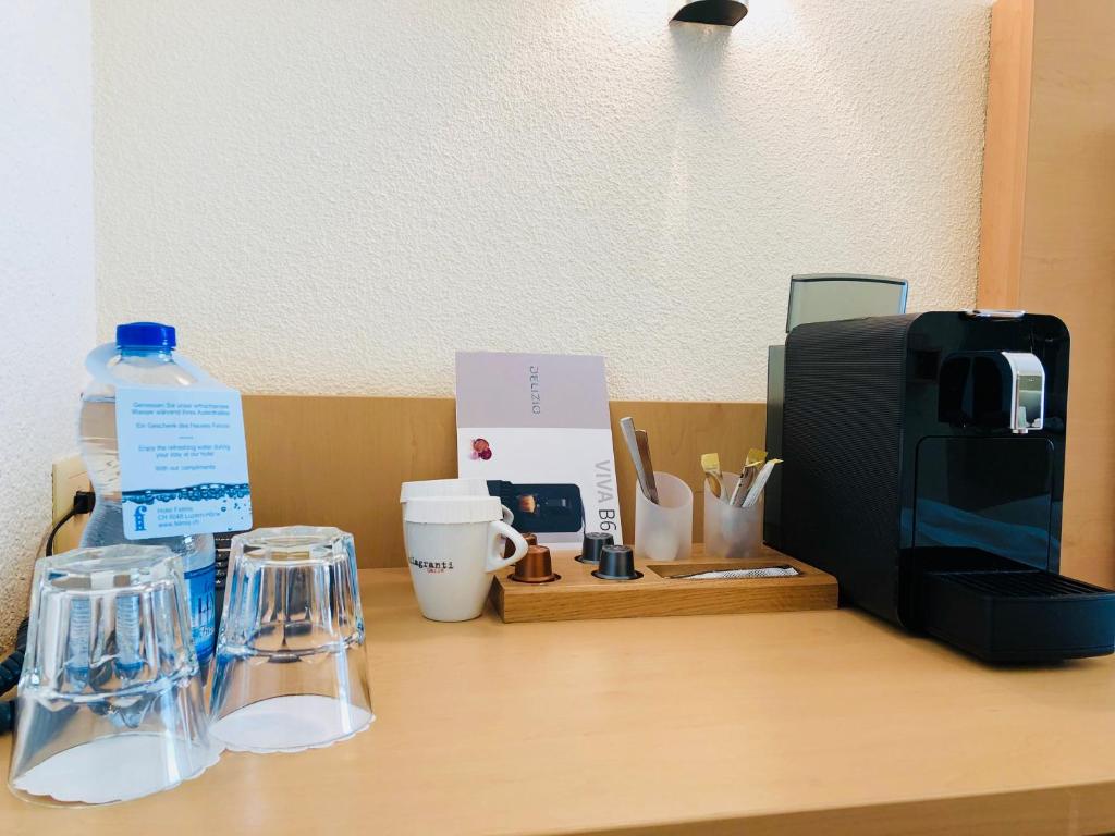 Příslušenství pro přípravu čaje a kávy v ubytování Hotel Felmis