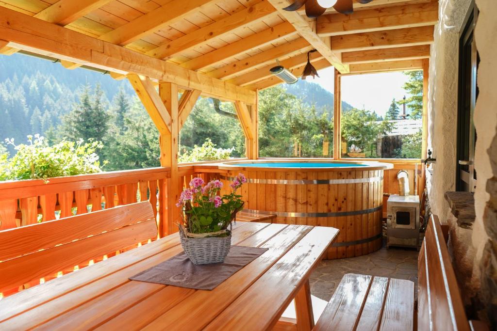 Balkón nebo terasa v ubytování Almchalet Pöllatal