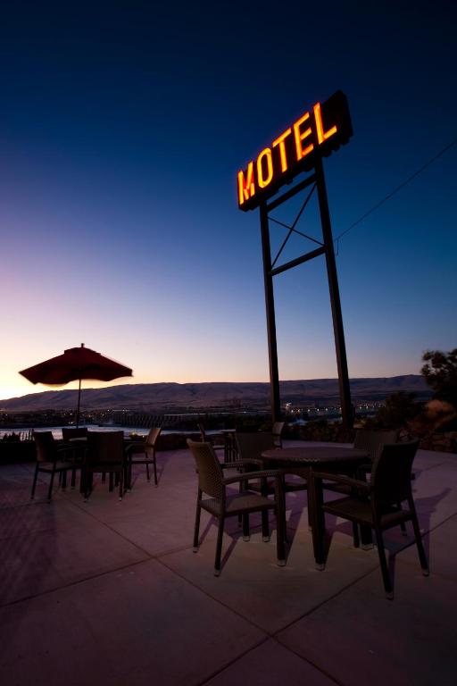 Východ nebo západ slunce při pohledu z hotelu nebo okolí