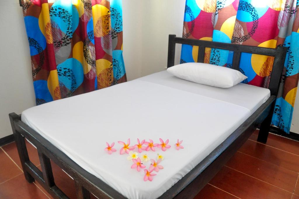 Postel nebo postele na pokoji v ubytování Papaya Guest House Nungwi
