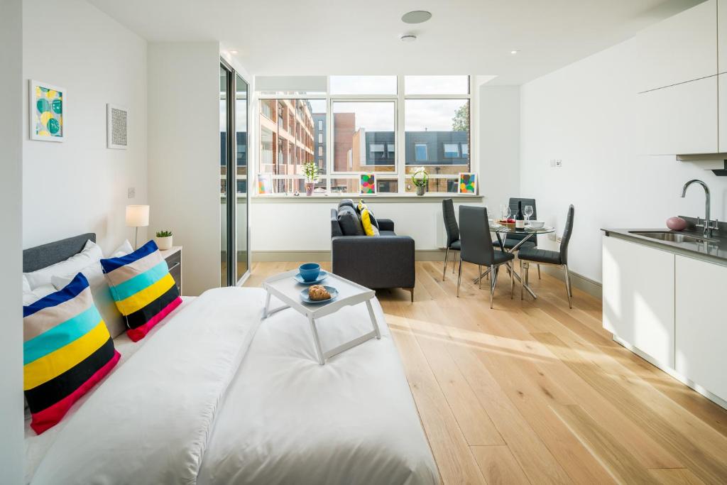 Modern London City Apartment - Victoria Line