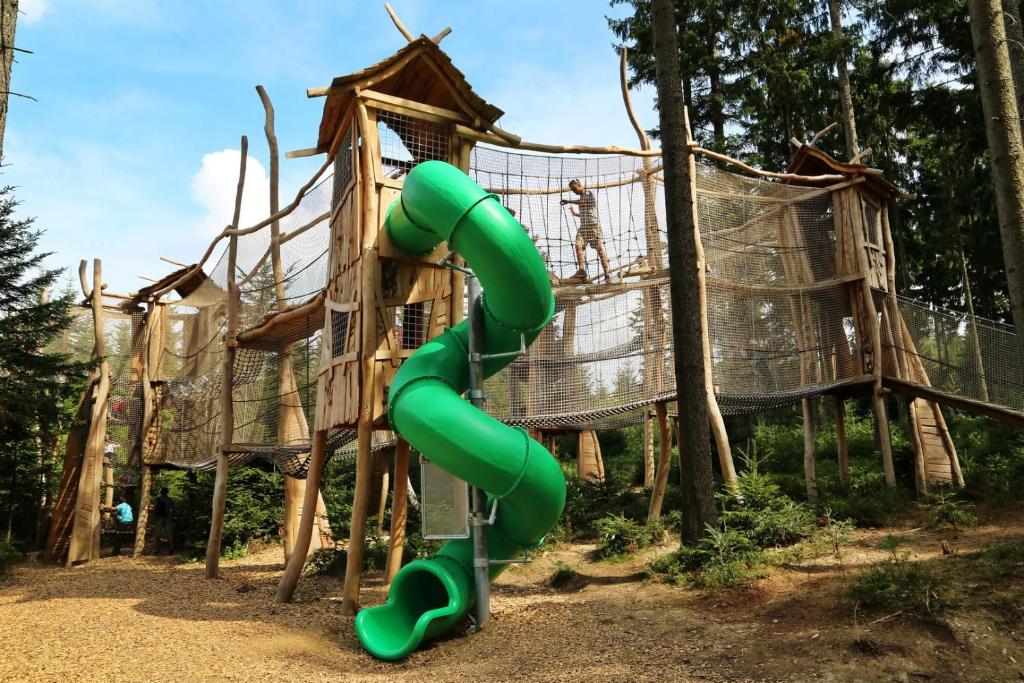 Plac zabaw dla dzieci w obiekcie Wellness & Spa Apartments Lipno - Frymburk