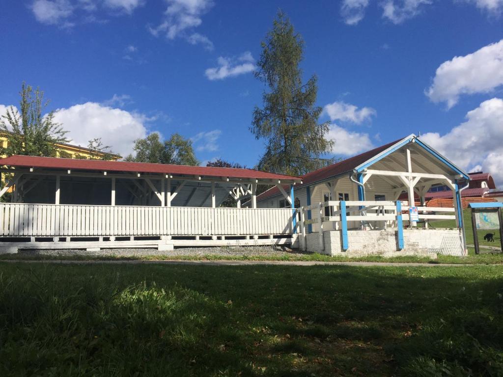 Ogród w obiekcie Wellness & Spa Apartments Lipno - Frymburk