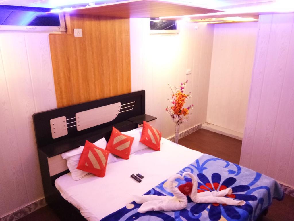 un dormitorio con una cama con dos animales de peluche en Haveli Taragarh Palace en Būndi