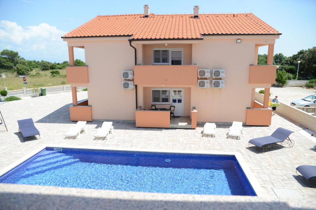 Bazén v ubytovaní Apartments Villa Lucky alebo v jeho blízkosti