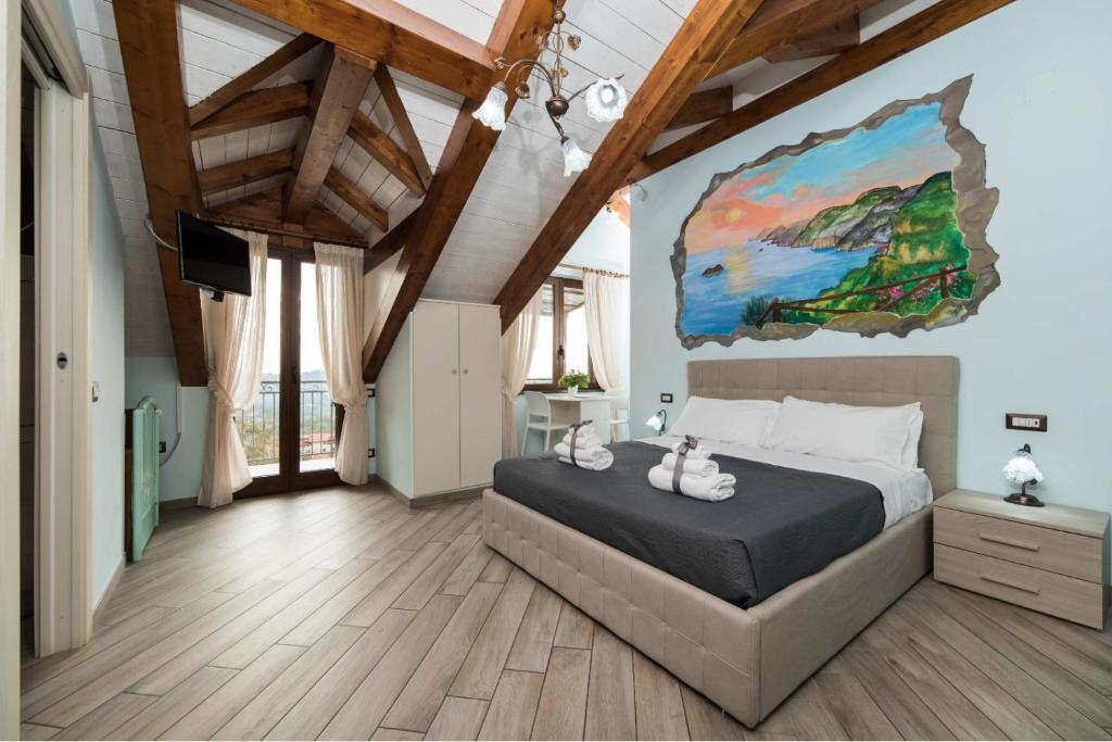 - une chambre avec un lit et une peinture murale dans l'établissement B&B Kebontà, à Agerola