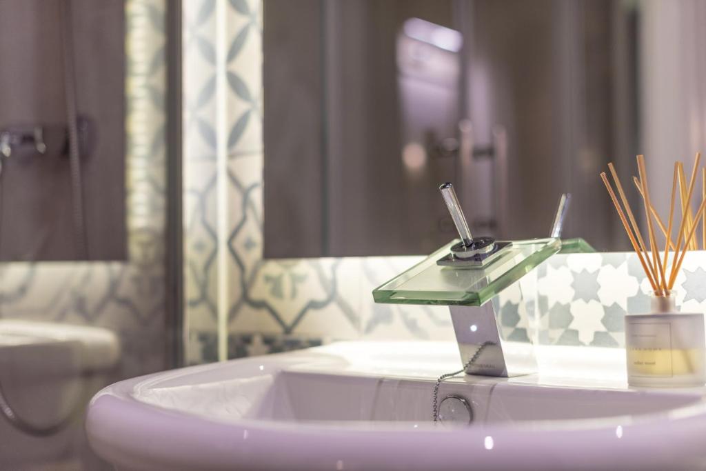 baño con lavabo y estante de cristal en Alojamiento con Encanto la Luna en el Alba, en Granada