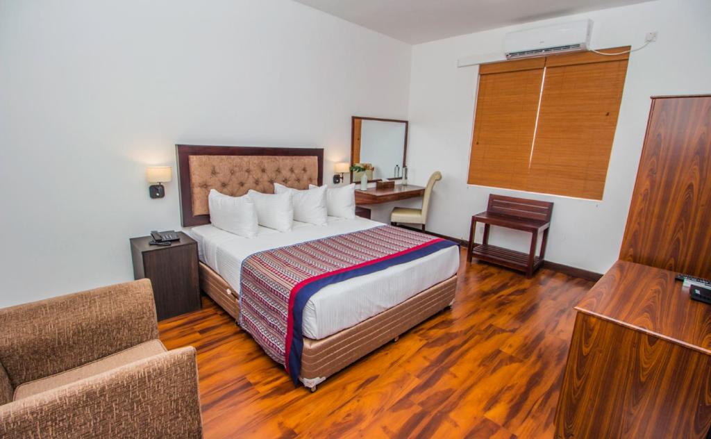 Postel nebo postele na pokoji v ubytování Pearl Royal Hotel, Colombo