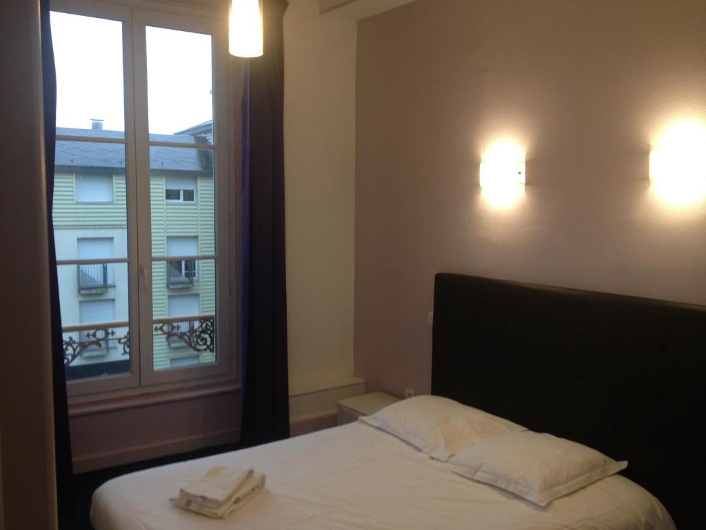 Postel nebo postele na pokoji v ubytování Hotel Couleurs Sud Centre-ville Gare Charleville-Mézières