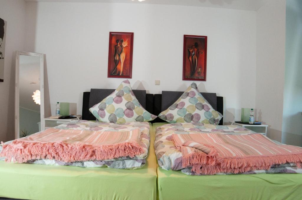 コースフェルトにあるFeWo Casa Mallorcaのベッド2台が隣同士に設置された部屋です。