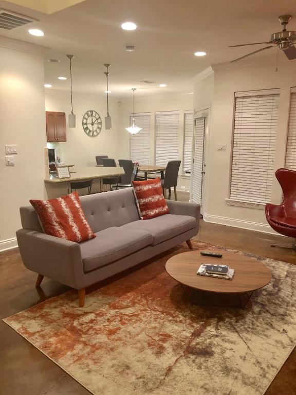 Spacious Gated Condo Near LSU by Poree Homes, Bayou Fountain, USA