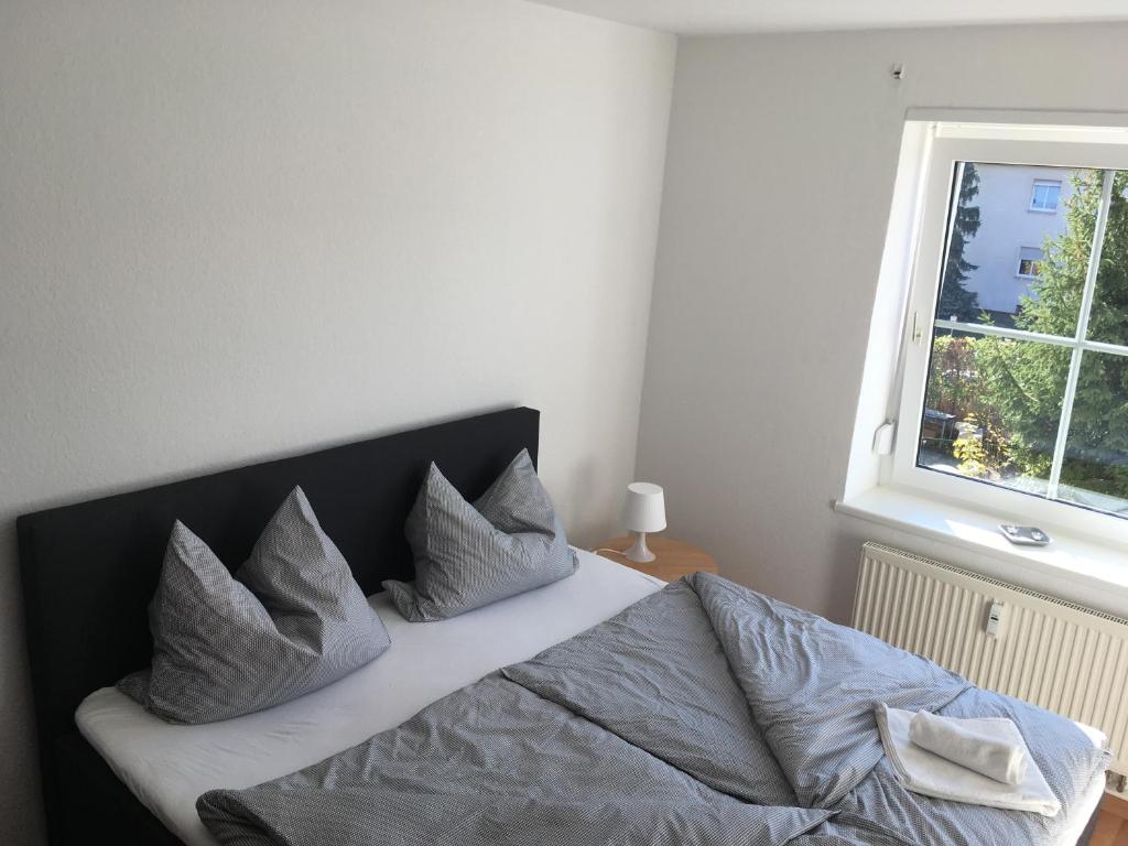 BöhlenにあるApartment 35のベッドルーム1室(枕付きのベッド1台、窓付)