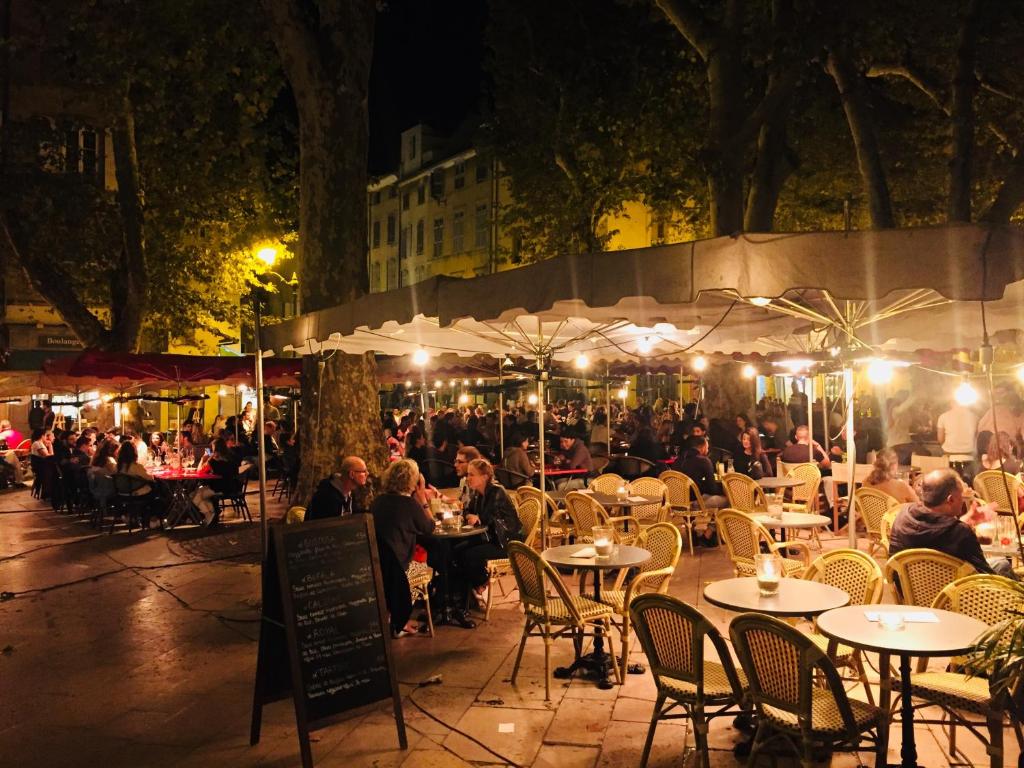 Um restaurante ou outro lugar para comer em Design Standing Apt in Aix