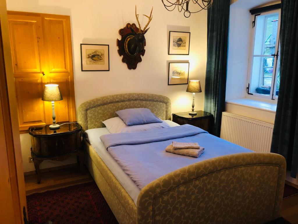 ein Schlafzimmer mit einem Bett mit zwei Handtüchern darauf in der Unterkunft Schloss Gstatt in Öblarn