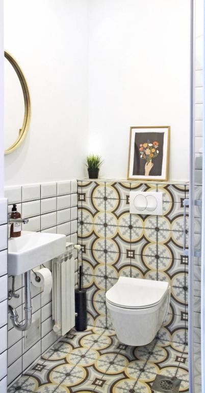 łazienka z toaletą i umywalką w obiekcie Studio apartman Trešnjevka w Zagrzebiu