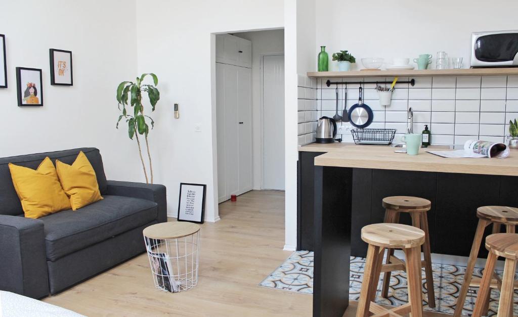 ein Wohnzimmer mit einem Sofa und einer Küche in der Unterkunft Studio apartman Trešnjevka in Zagreb