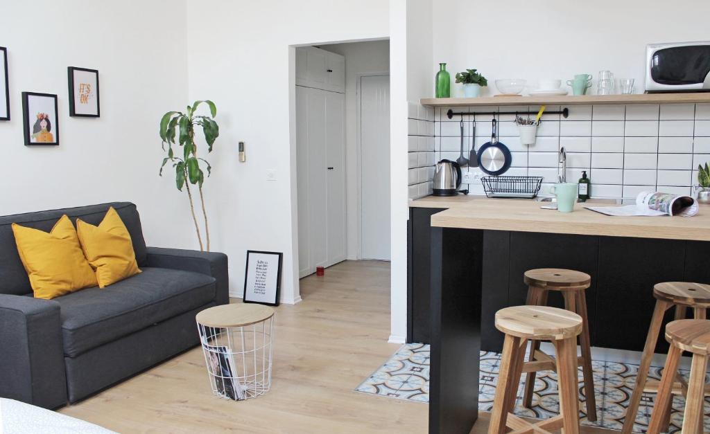 salon z kanapą i kuchnią w obiekcie Studio apartman Trešnjevka w Zagrzebiu