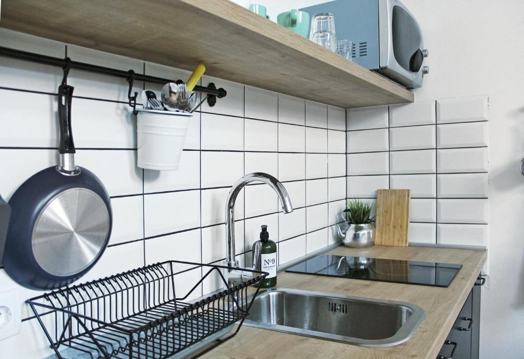 zlew kuchenny z wieszakiem na naczynia obok niego w obiekcie Studio apartman Trešnjevka w Zagrzebiu