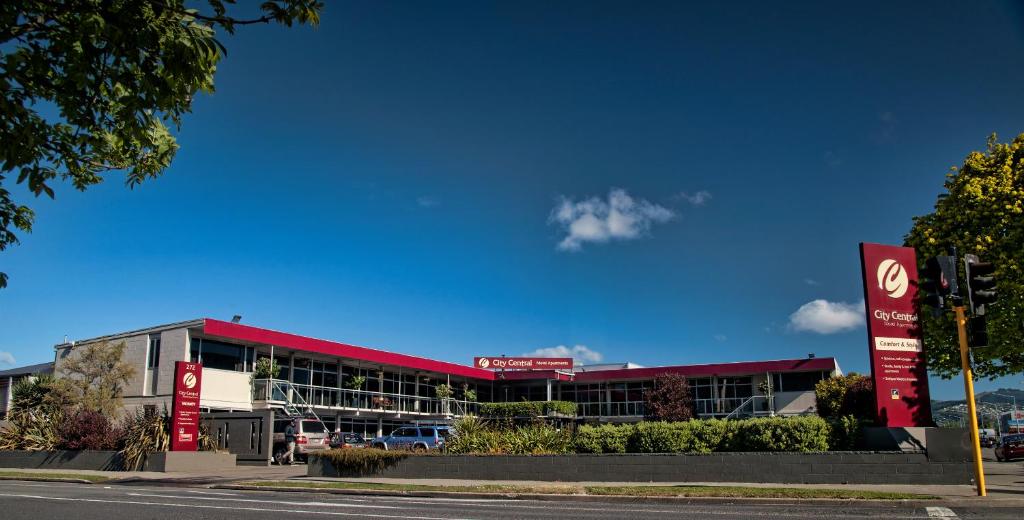 um edifício com um telhado vermelho numa rua em City Central Motel Apartments em Christchurch