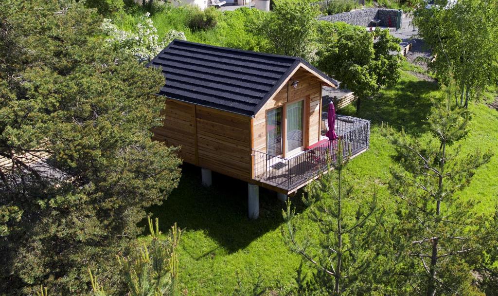 an overhead view of a tiny house in the trees at Clos Shambhala-Chalet d'hôtes in Saint-Jean-Saint-Nicolas