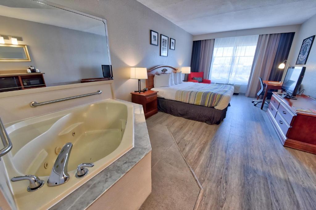Country Inn & Suites by Radisson Ocala Southwest - King Suite Met Spa -bad - Niet Roken