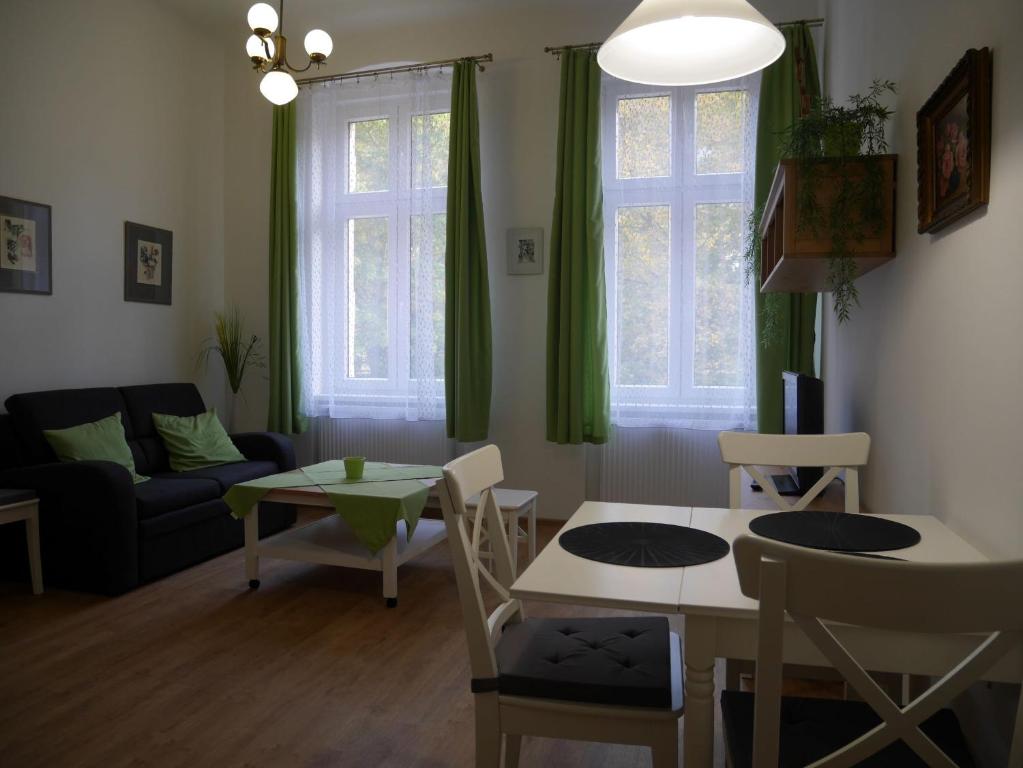 カルロヴィ・ヴァリにあるMoskevská 40のリビングルーム(ソファ、テーブル、椅子付)