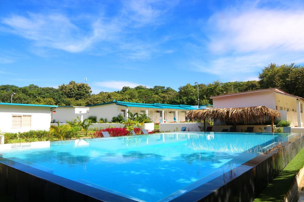 una gran piscina azul en un complejo en Selina River Venao, en Playa Venao
