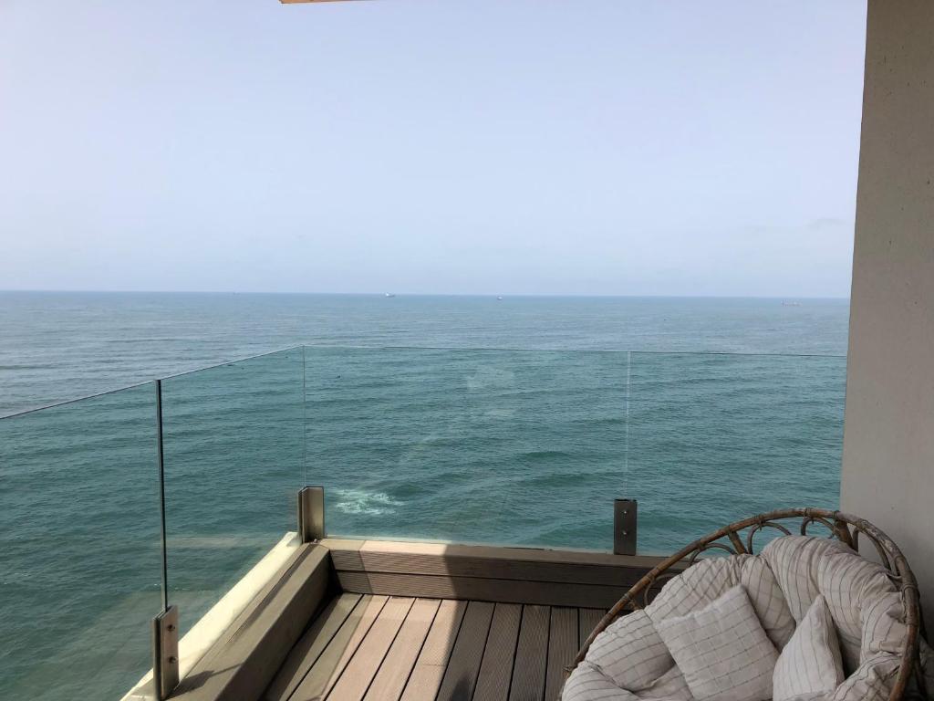 a balcony with a view of the ocean at Appartement Marina in Casablanca