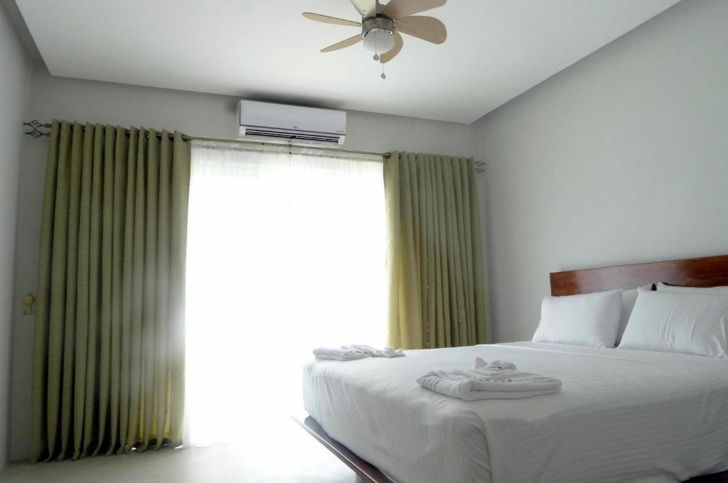 Uma cama ou camas num quarto em Greenspace Palawan