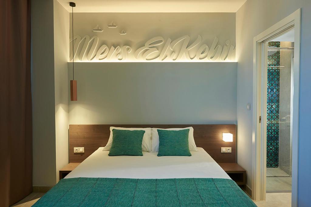 Postel nebo postele na pokoji v ubytování M Suite Hotel