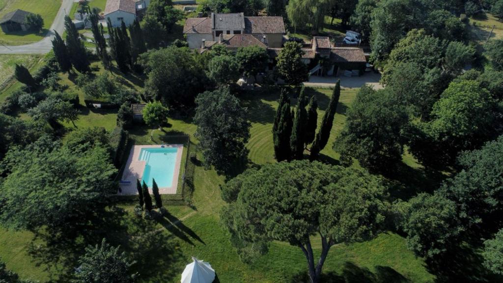 an aerial view of a house with a swimming pool and trees at Villa Toscane - Atelier d'Artistes et B&B à 20 mn de Toulouse in Azas