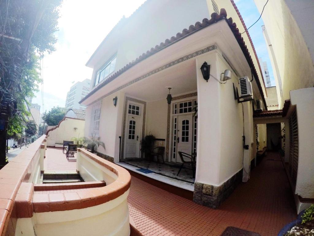 un edificio blanco con un arco en una calle en DS Hostel, en Río de Janeiro