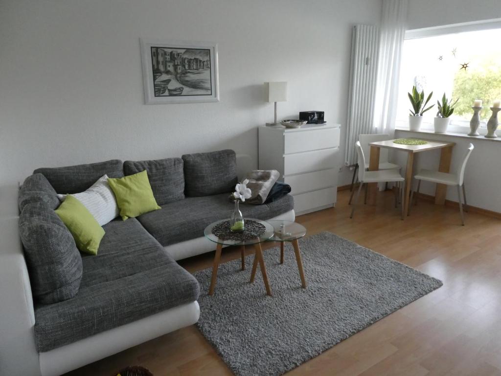 ein Wohnzimmer mit einem Sofa und einem Tisch in der Unterkunft Gräftenblick in Münster