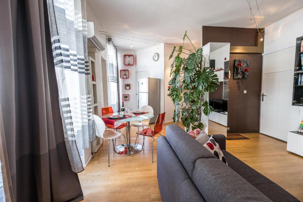 - un salon avec un canapé et une table dans l'établissement Hibiscus Apartment, à Annecy