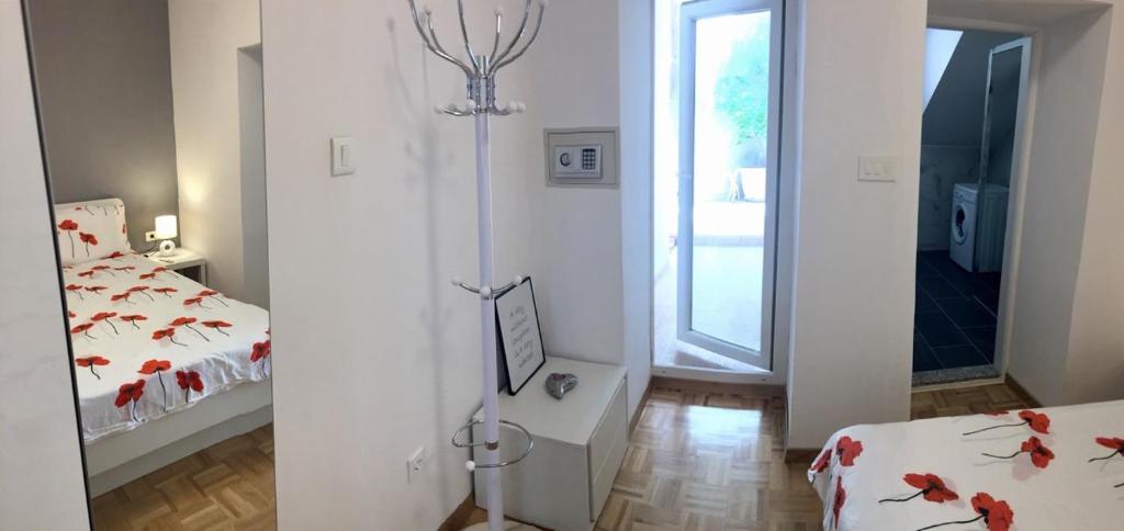 Postel nebo postele na pokoji v ubytování Apartments Eni & Dani