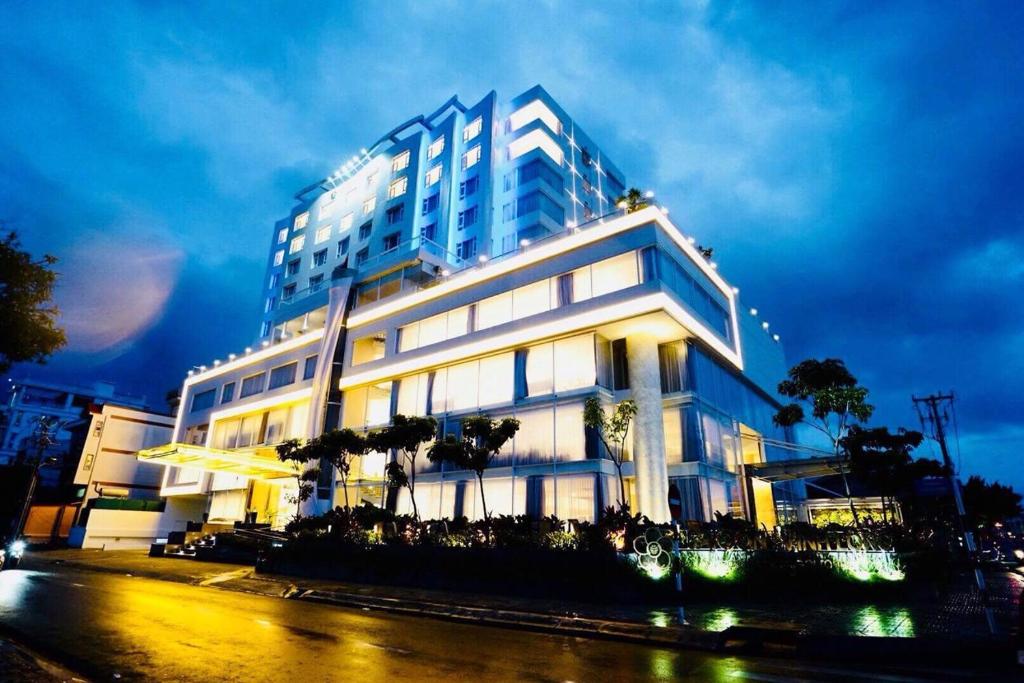 un gran edificio blanco en una calle de la ciudad por la noche en Khách sạn Sài Gòn Vĩnh Long en Vĩnh Long
