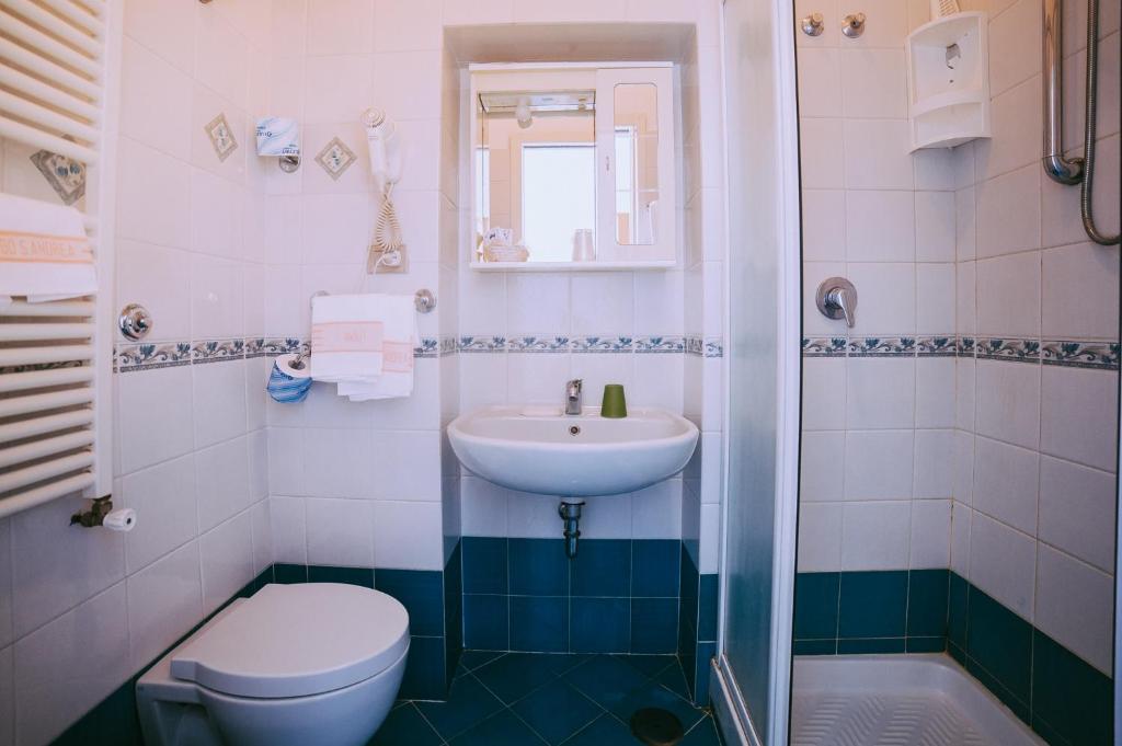 Koupelna v ubytování Albergo S. Andrea