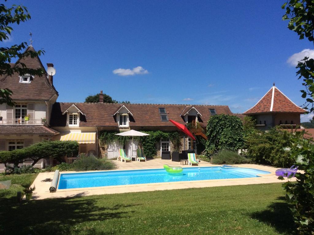 a house with a swimming pool in the yard at L’Orme des voyageurs in Boutigny