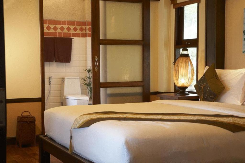 Ein Bett oder Betten in einem Zimmer der Unterkunft Salad Buri Resort- SHA Extra Plus