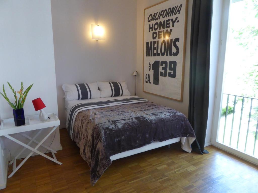 um pequeno quarto com uma cama e uma janela em Apartments Am Friedrichshain em Berlim