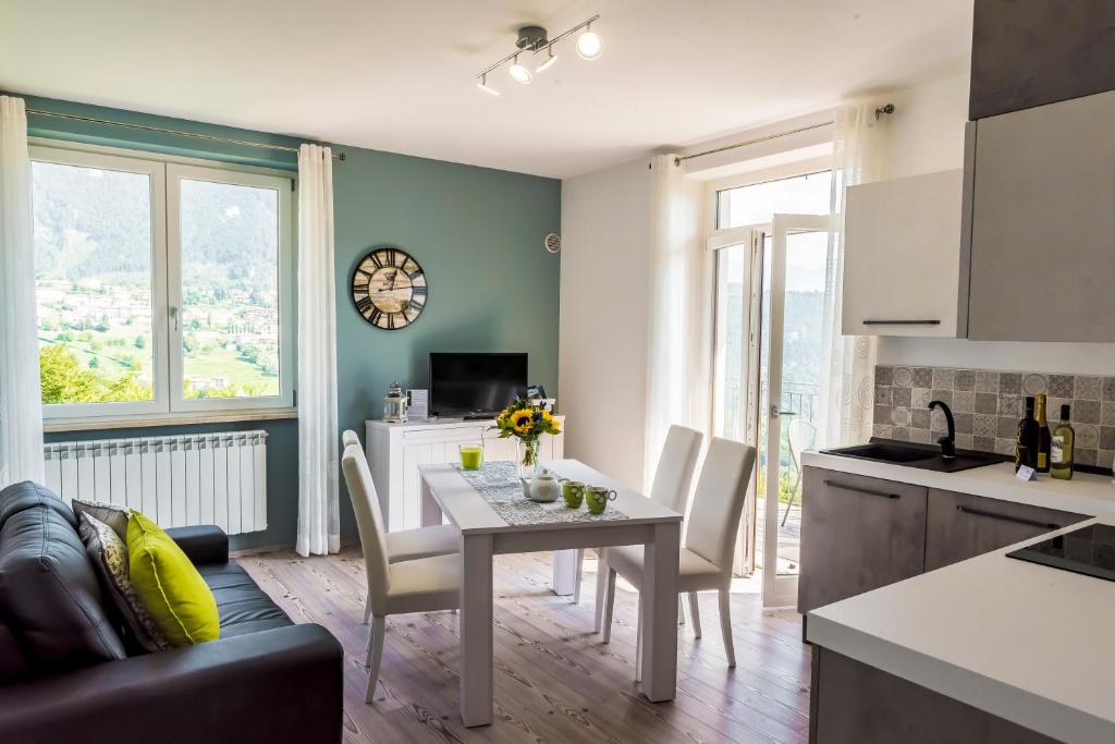 cocina y sala de estar con mesa y sillas en Casa Miramonti, en Tremosine Sul Garda