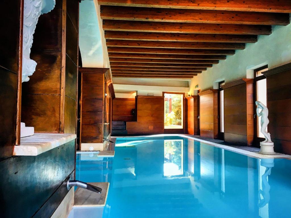 Bazén v ubytování Villa Las Tronas Hotel & SPA nebo v jeho okolí