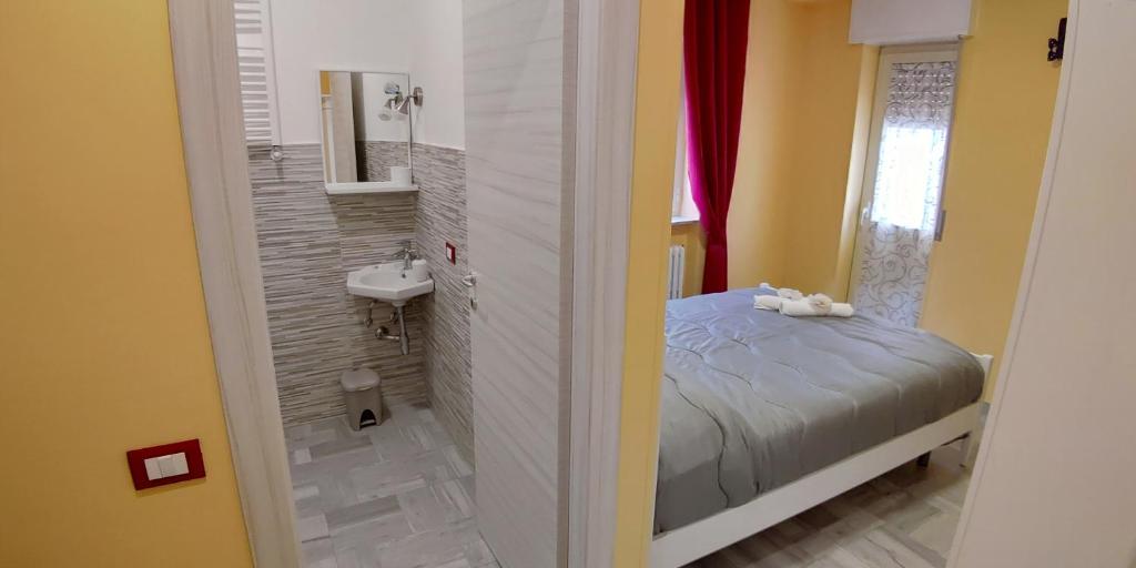 - une petite salle de bains avec un lit et un lavabo dans l'établissement Residenza Manfredi, à Potenza