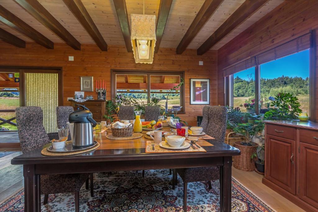 una sala da pranzo con tavolo e cibo di Boutique B&B Japodi a Mrkopalj