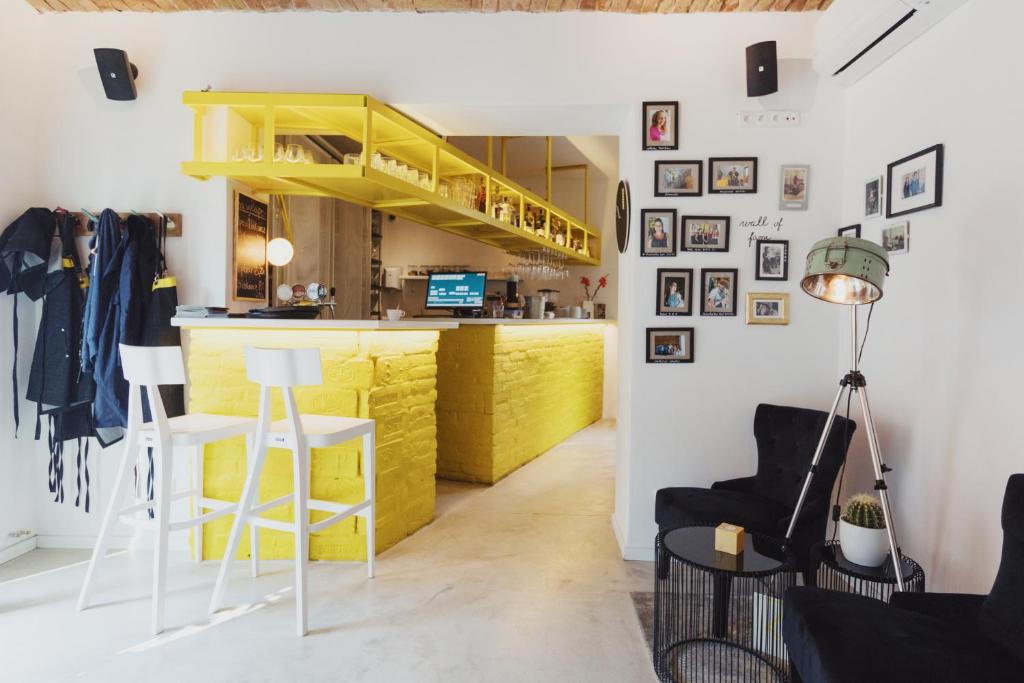 A seating area at Street Food Possonium Apartments