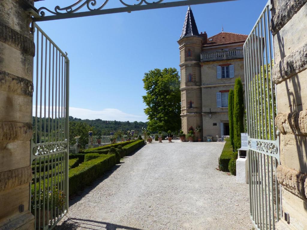 ヴァロンソルにあるCottage du Château "Les Sources d'Arvory"の門付城入口