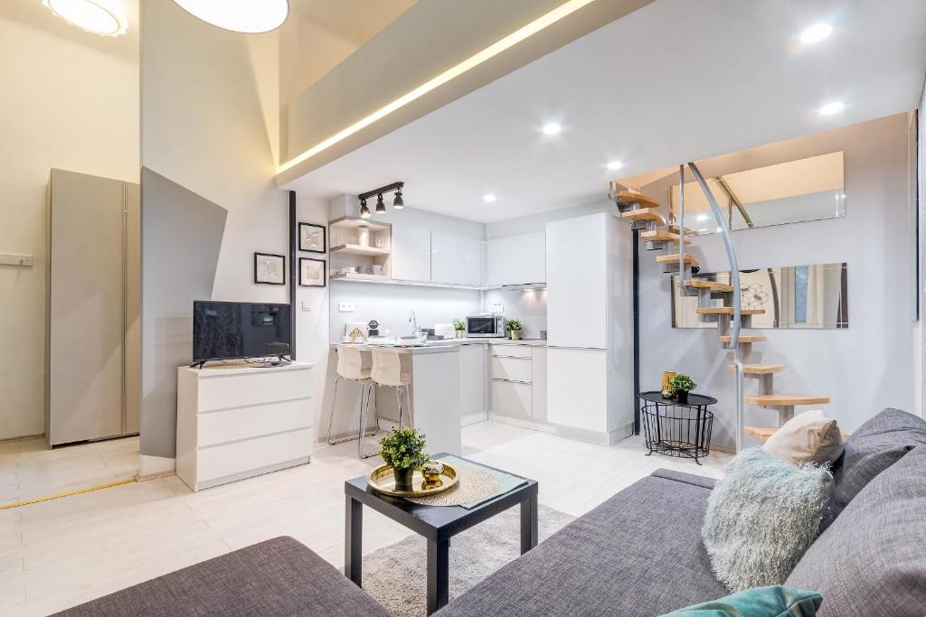 A kitchen or kitchenette at Stylish Suite WestEnd