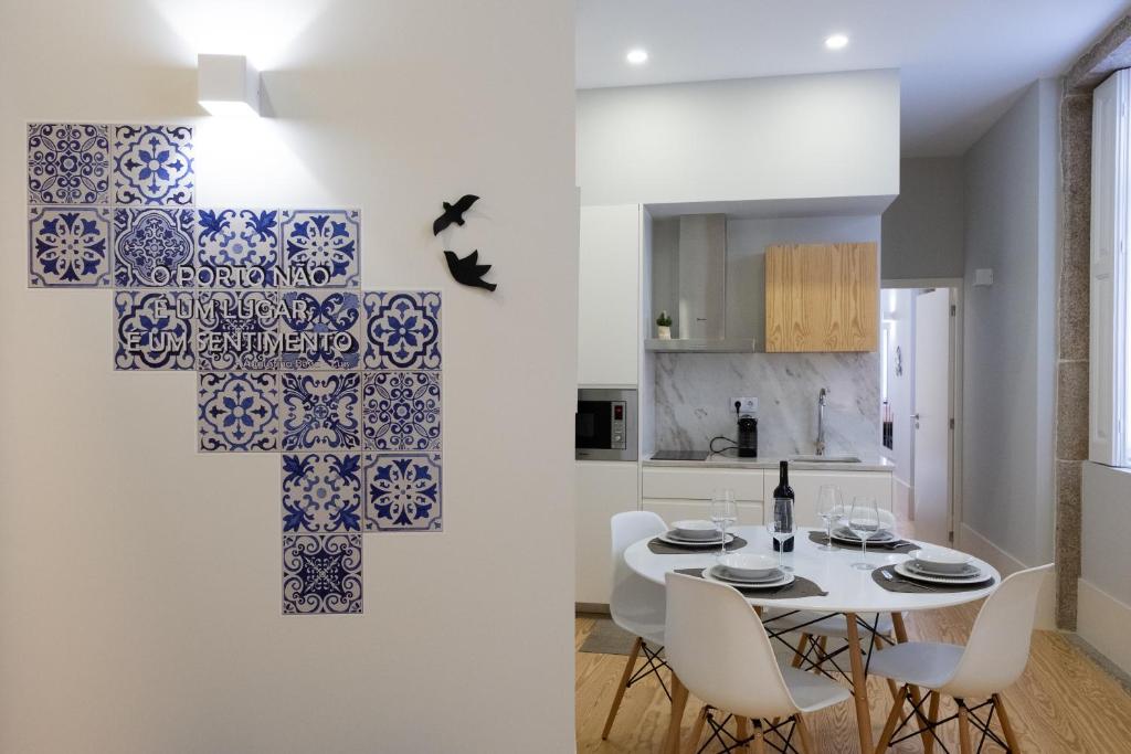 Sunday - Alda's Vintage Apartments with Free Parking - One-Bedroom Apartment With Private Parking