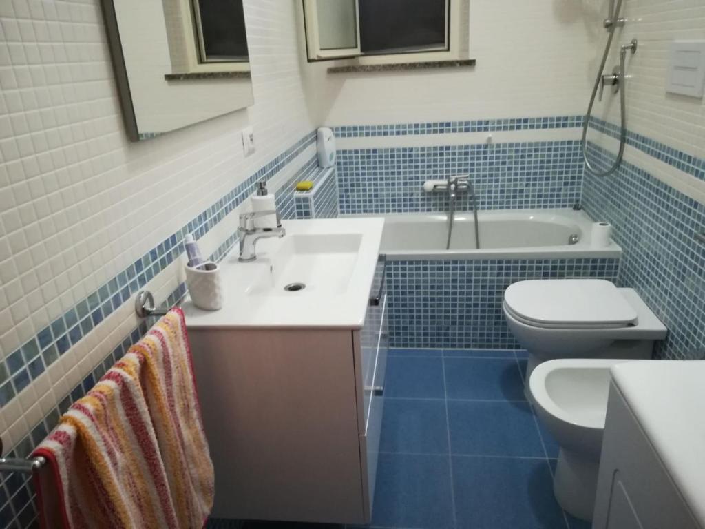 łazienka z umywalką, toaletą i wanną w obiekcie Casa vacanze Scilla w mieście Scilla