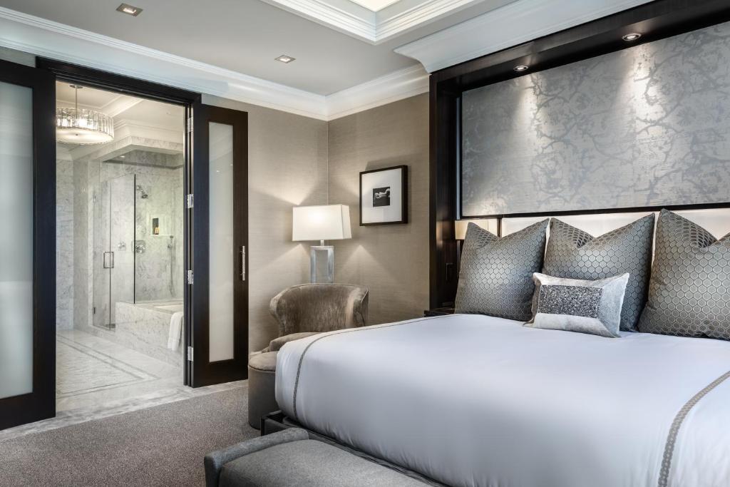 - une chambre avec un grand lit et une salle de bains dans l'établissement The Post Oak Hotel, à Houston